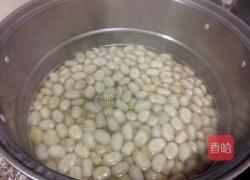 蒜苗回锅蚕豆的做法图解2