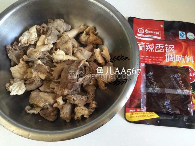 捞出洗净沥干，准备酱料。