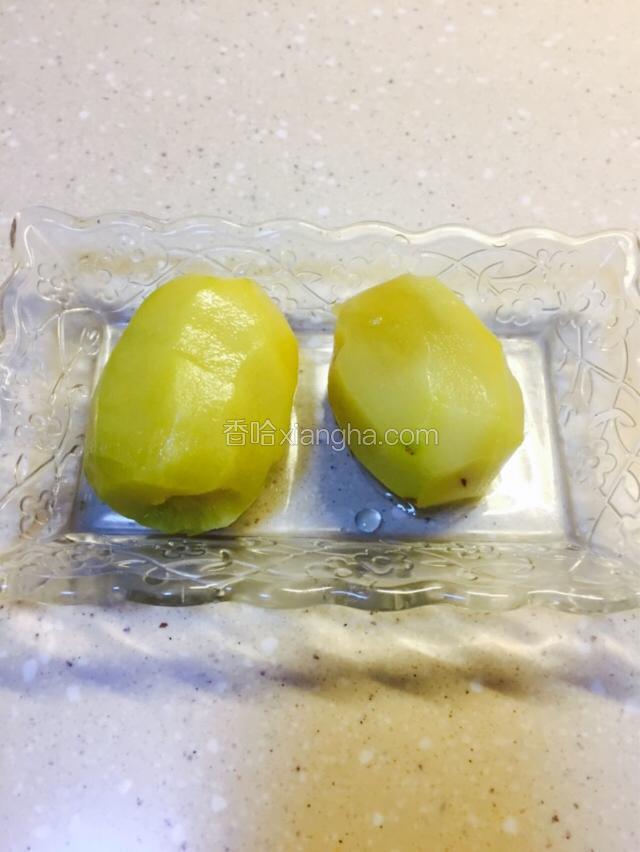 把奇异果削皮
