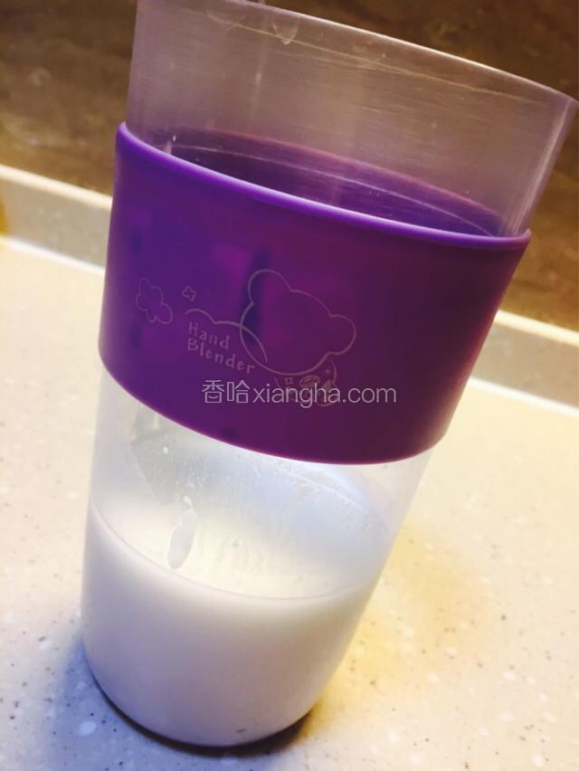 把酸奶倒入搅拌器