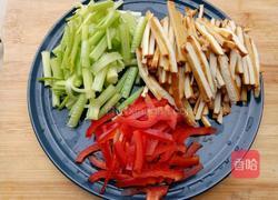 芹菜香干炒肉的做法图解3