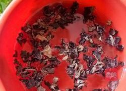 云耳炒鸡蛋的做法图解1