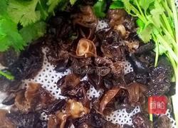 云耳炒鸡蛋的做法图解2