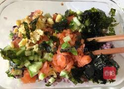 烟熏三文鱼饭团——办公室午餐便当的做法图解2