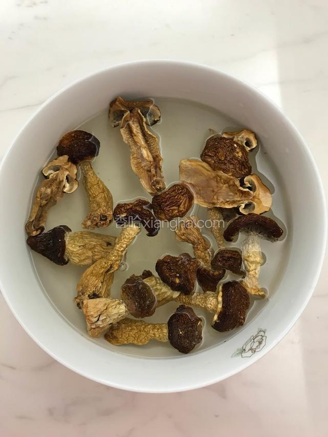干松茸片先用40度温水浸泡半小时，恢复弹性。