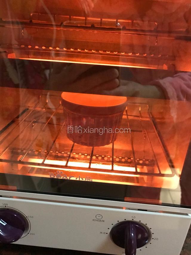 烤箱预热200度，预热开始的时候把黄油放入溶化。