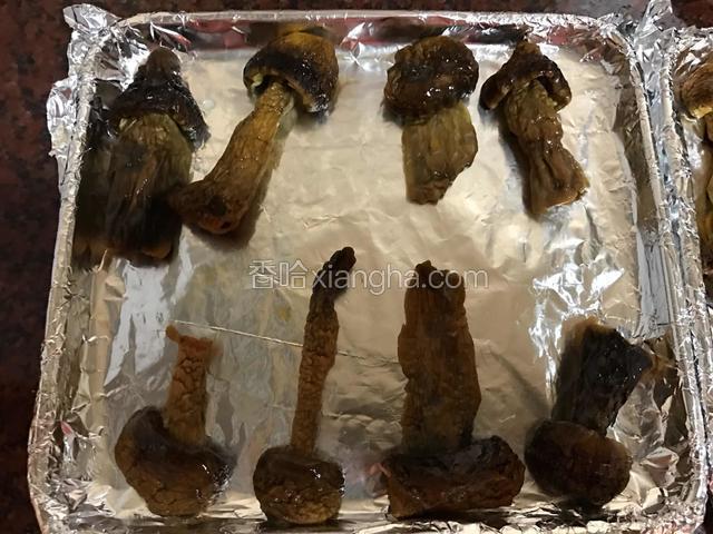 黄油软化后，用刷子蘸取刷在每一片松茸上。