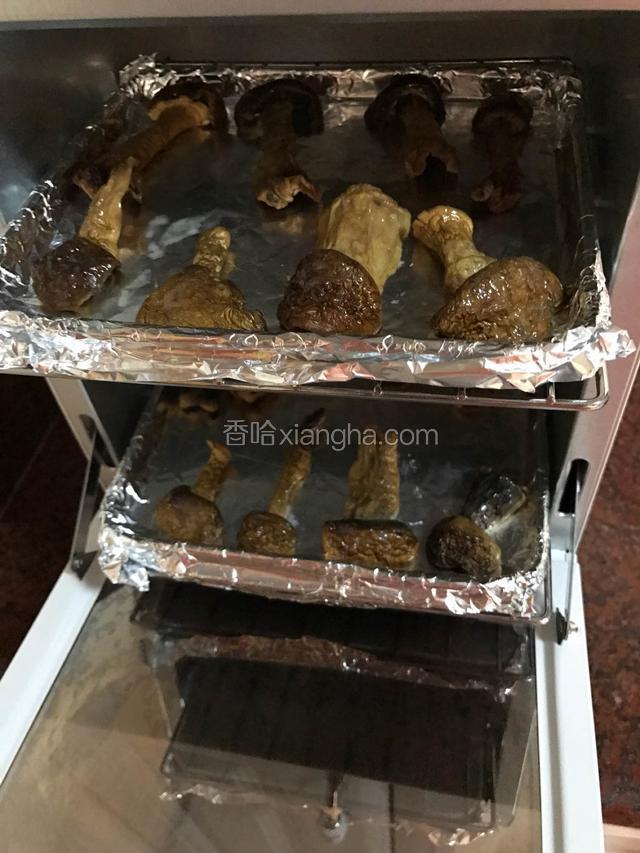 预热完毕，把刷好黄油的松茸推入烤箱，200度烤5分钟。