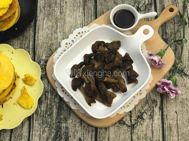 烤完取出后，捏一小撮盐平均洒在每一片松茸上，放置盘中，即可食用。
