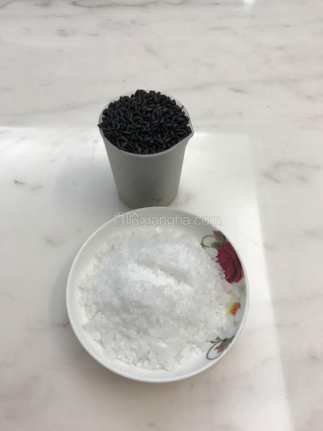 准备食材（一大勺黑米和打碎的冰糖)