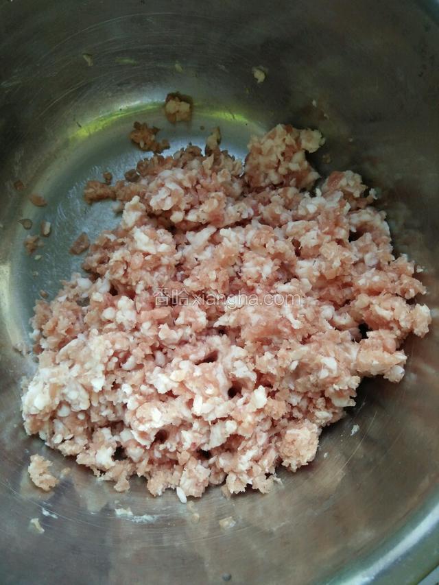 准备猪肉馅，喜欢吃瘦肉就用全瘦肉