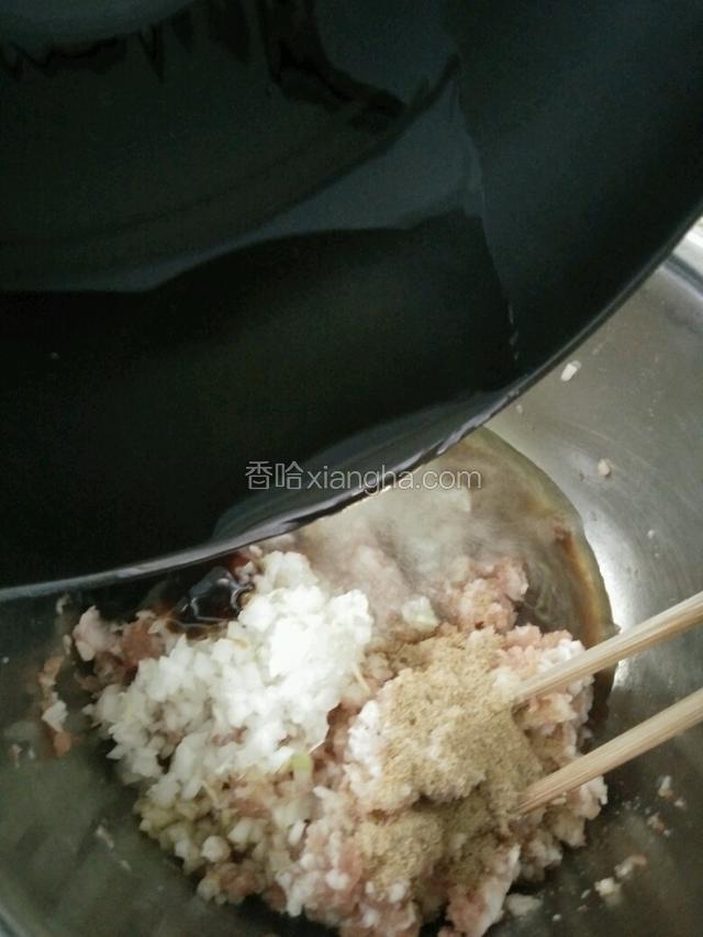 少量的油烧热，浇在葱花上，顺一个方向搅拌均匀