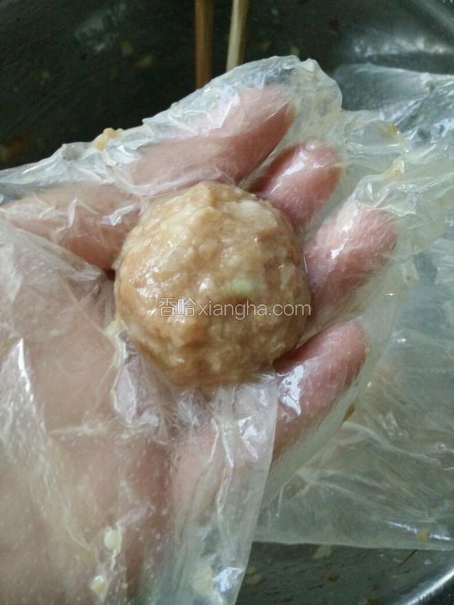 搅拌均匀后做成这样的小肉丸