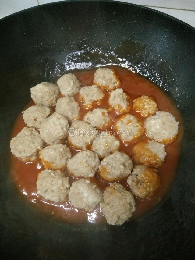 汤汁熬粘稠后倒入肉丸