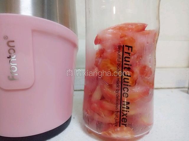 把西红柿丁放入榨汁杯。