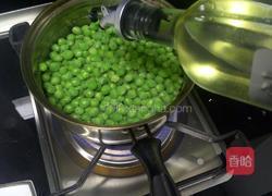 青豌豆炒火腿肠的做法图解2