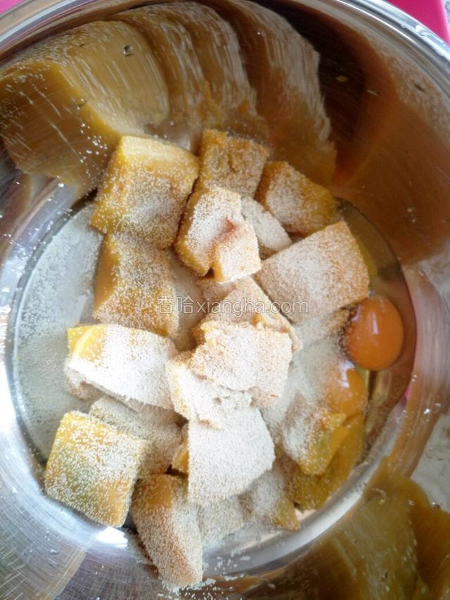 蒸烂的南瓜打一个鸡蛋，在加入5克酵母
