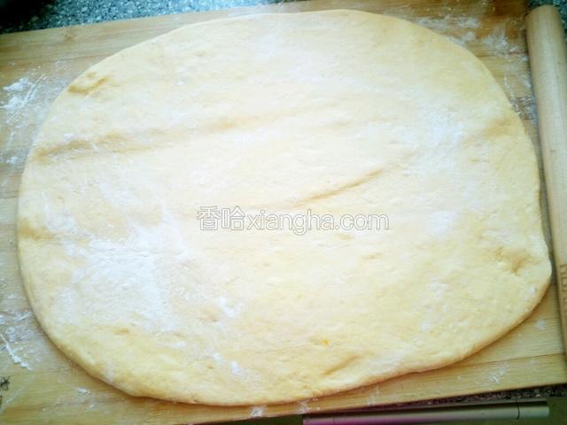 这块面匀出两个大剂子擀成面片