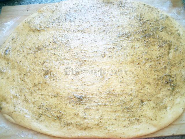 在用刷子刷油