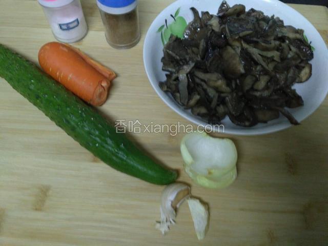 准备材料
蘑菇是瓣碎烫过冷冻的。蘑菇化冻。