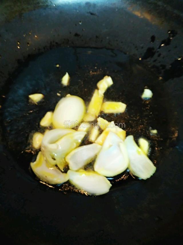 炒香葱、姜、蒜。