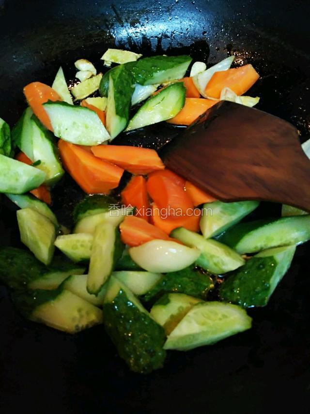 放黄瓜和胡萝卜，大火炒匀。