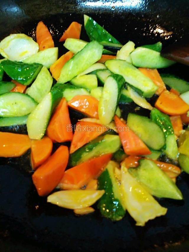 黄瓜和胡萝卜炒软了。