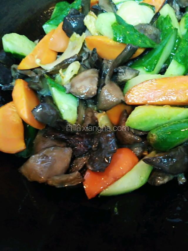 放蘑菇大火炒匀，