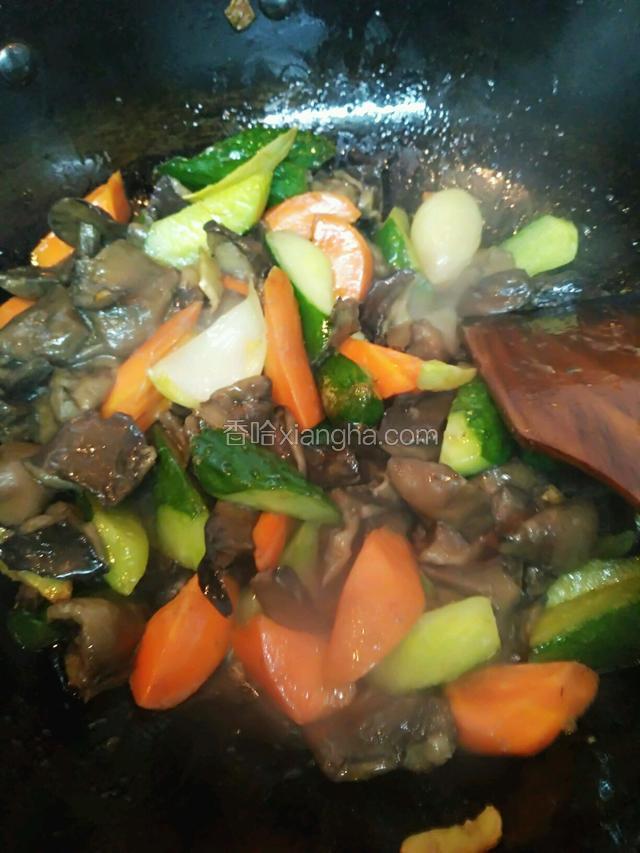 少淋些清水，放盐大火炒。炒五六分钟。