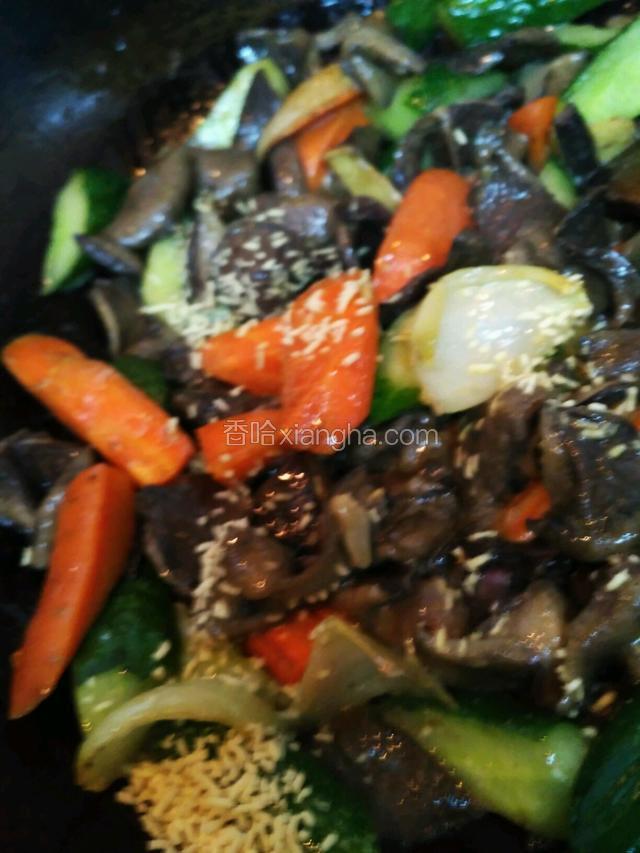 所有材料炒软入味，放鸡精炒匀出锅。