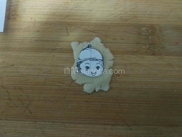 来做小二。原色面皮刻出脸部。