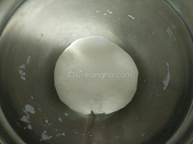 揉好面团放到温暖处醒发，体积增大1.5到2倍就可以了然后按个坑，放入适量碱水揉匀。