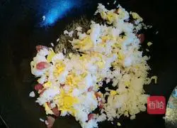 Illustration of how to make golden fried rice with sausage 5