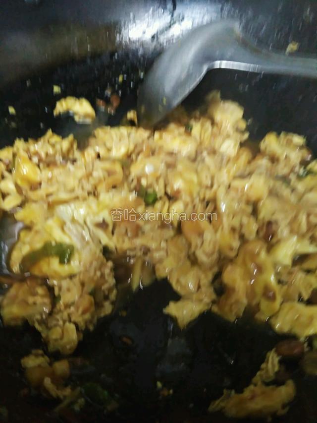 转中火烧开炒匀，并在锅中开盖小火熬五分钟，酱汁都进入蛋中，关火出锅。盛入盘中心。完成。