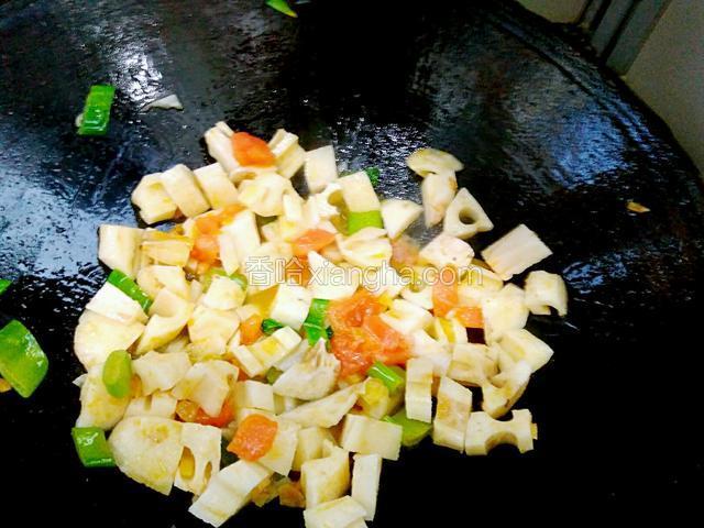 加点清水再炒匀再加点水再炒至一分钟