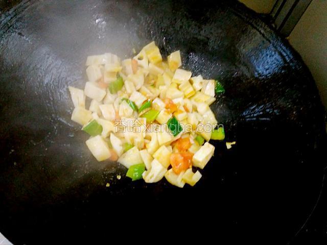 再加点水炒匀加入盐和味精炒匀关火