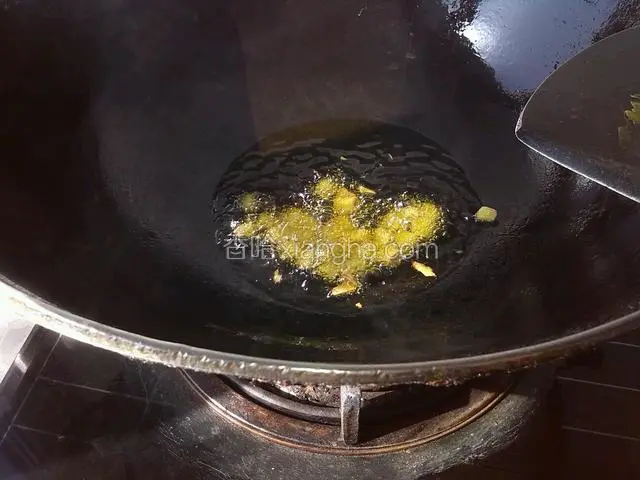 油烧热放姜爆一下