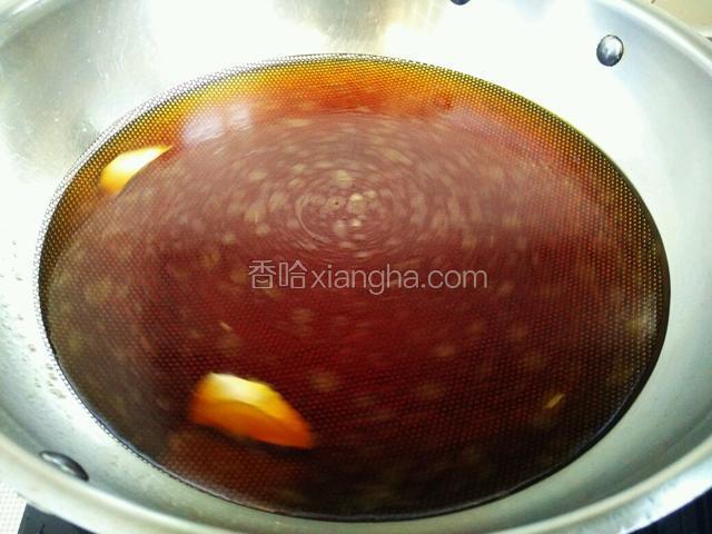加入适量清水，并加入老抽调个色，大火烧开。