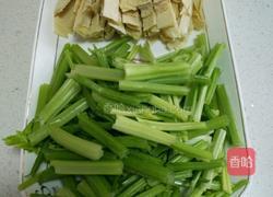 芹菜炒豆皮的做法图解1