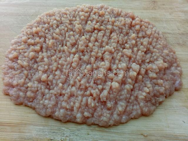 将猪肉洗净，剁成肉碎备用