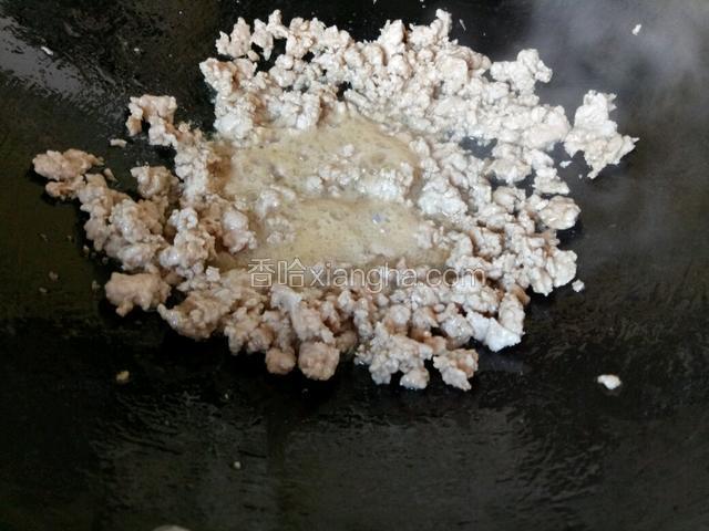 锅中留底油，倒进肉沫