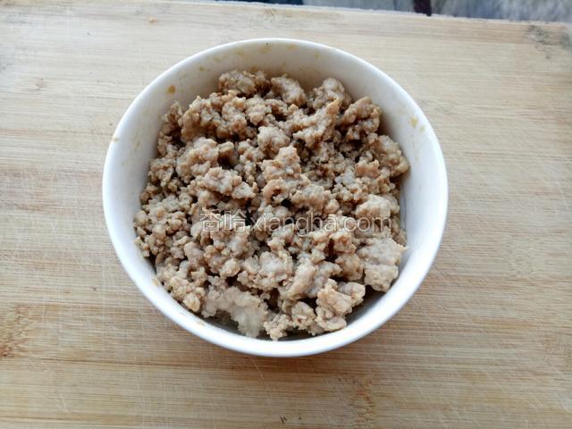 炒至肉沫变色盛出备用