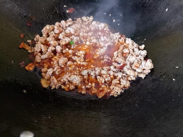 另起锅倒入适量油，下蒜泥，豆瓣酱炒香，加适量盐，肉沫回锅炒匀，（漏拍切好的葱蒜图，见谅）