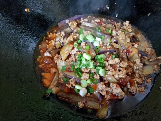 茄子肉沫炒均匀后，撒适量葱花进去翻炒