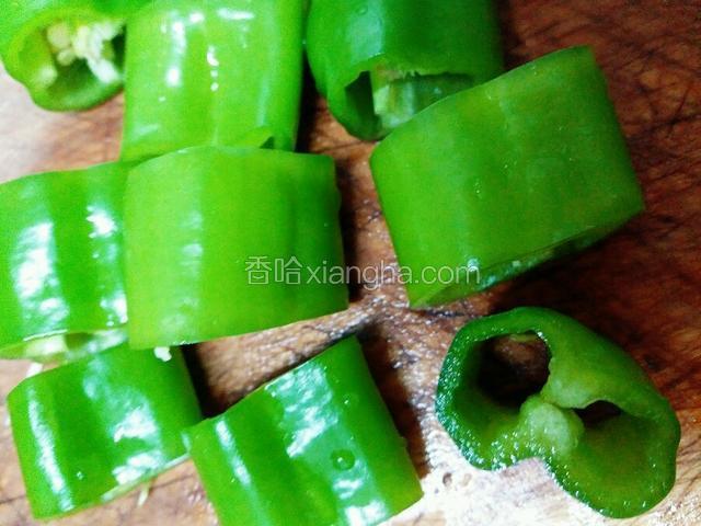 尖椒切2~3厘米的段