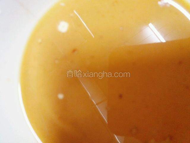 取一碗 放酱油 耗油 盐 淀粉 少许清水调成汁