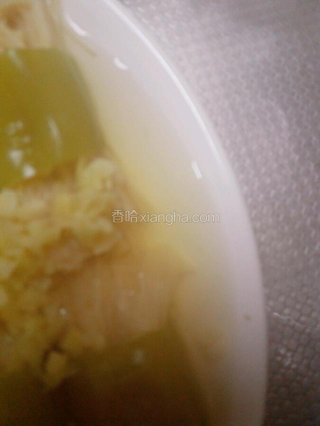 把盘中蒸好的金针菇的汤汁也倒进汁碗里 调匀