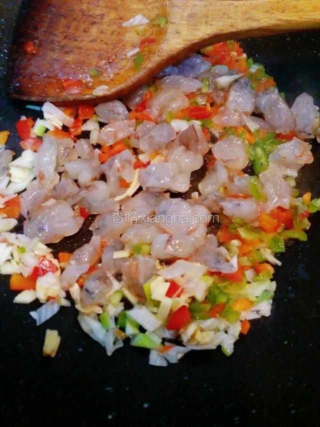 葱姜末爆香 放入青红椒 虾翻炒