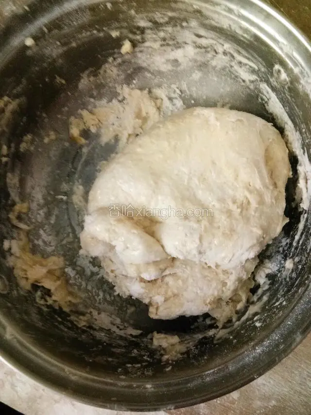 再把除黄油外所有的主面团材料放入发酵好的中种面团里    开始揉 摔（当然 有面包机的直接启动揉面程序就好）