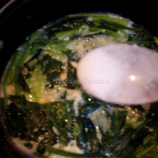 水开后倒入鸡蛋液，同时放入适量盐